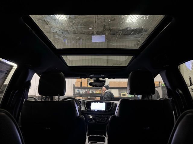 Certified 2025 Chrysler Pacifica Limited image 24