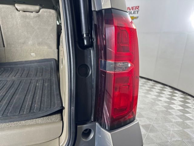 Used 2019 Chevrolet Suburban LT w/ Luxury Package image 9