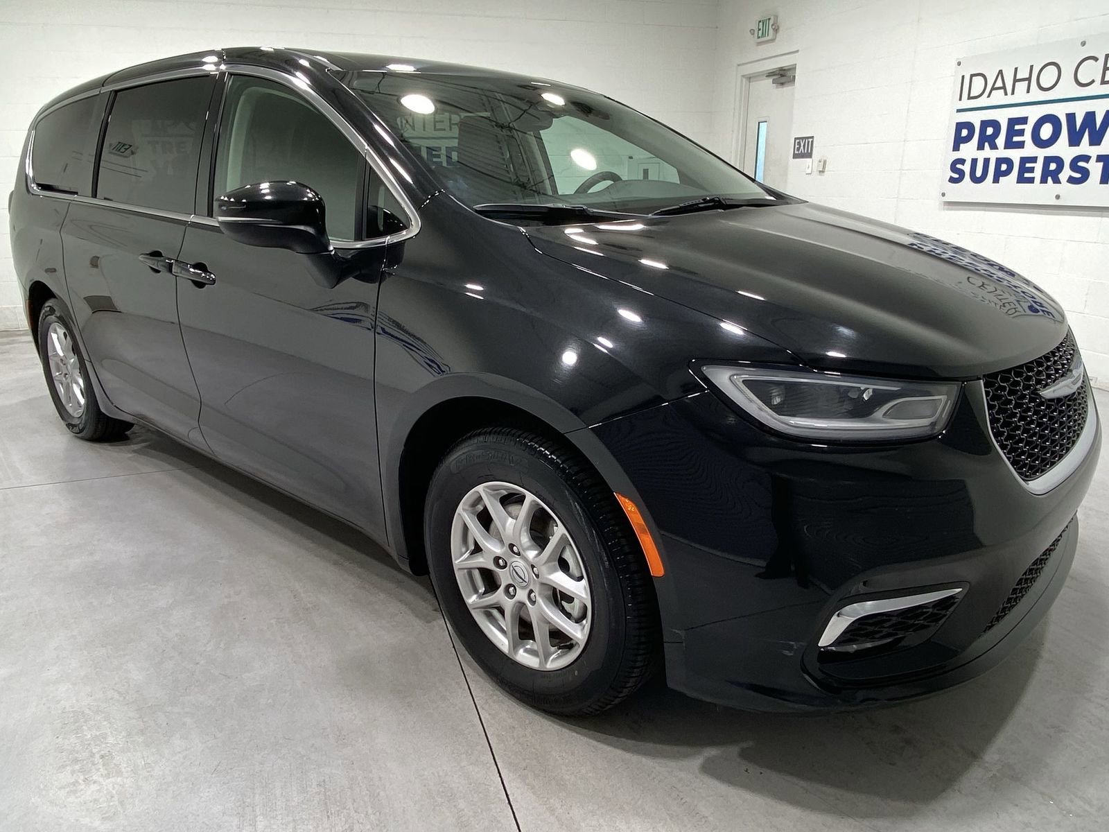 Used 2023 Chrysler Pacifica Touring-L FWD video 2