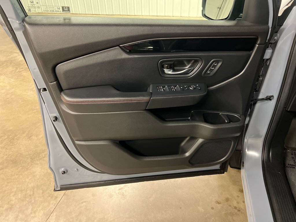 Used 2025 Honda Pilot TrailSport image 15