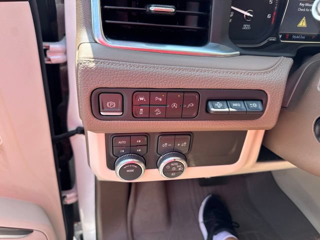 Used 2021 GMC Yukon XL Denali w/ Denali Premium Package AWD/4WD image 17