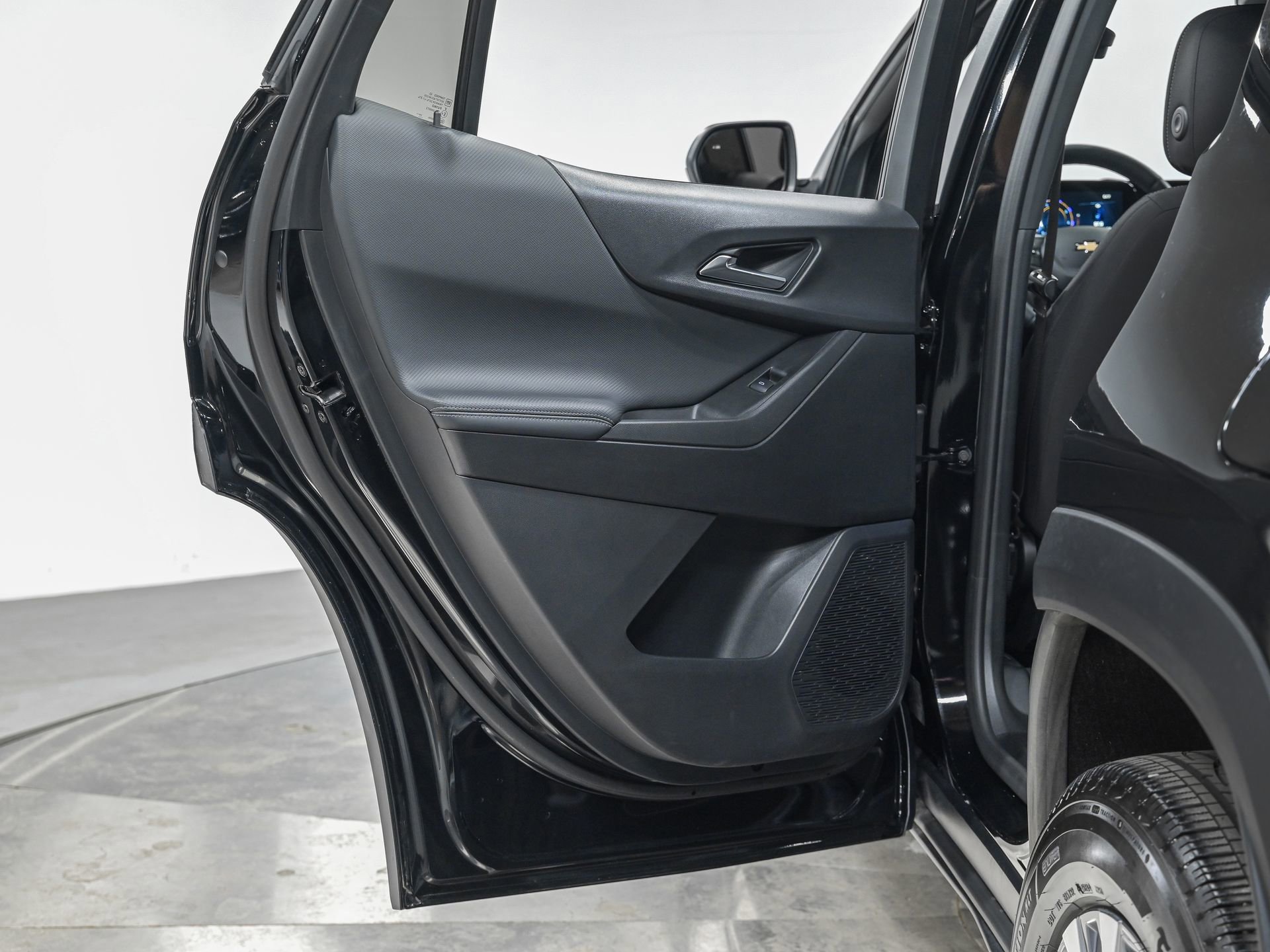 Used 2025 Chevrolet Equinox LT FWD image 24