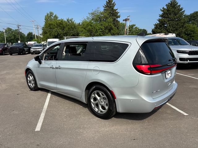 Used 2024 Chrysler Pacifica Limited FWD image 4