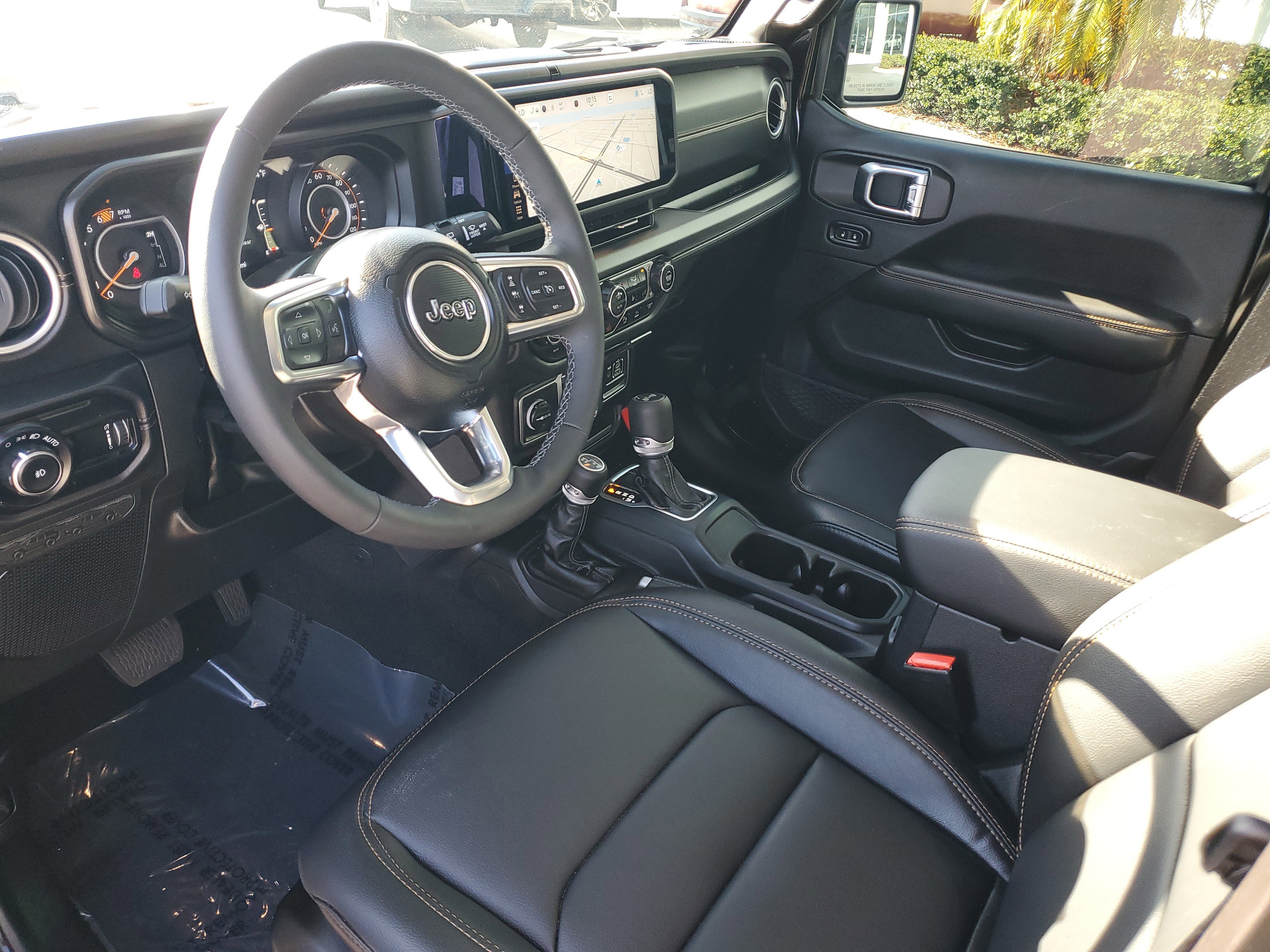 Used 2025 Jeep Wrangler Sahara image 21