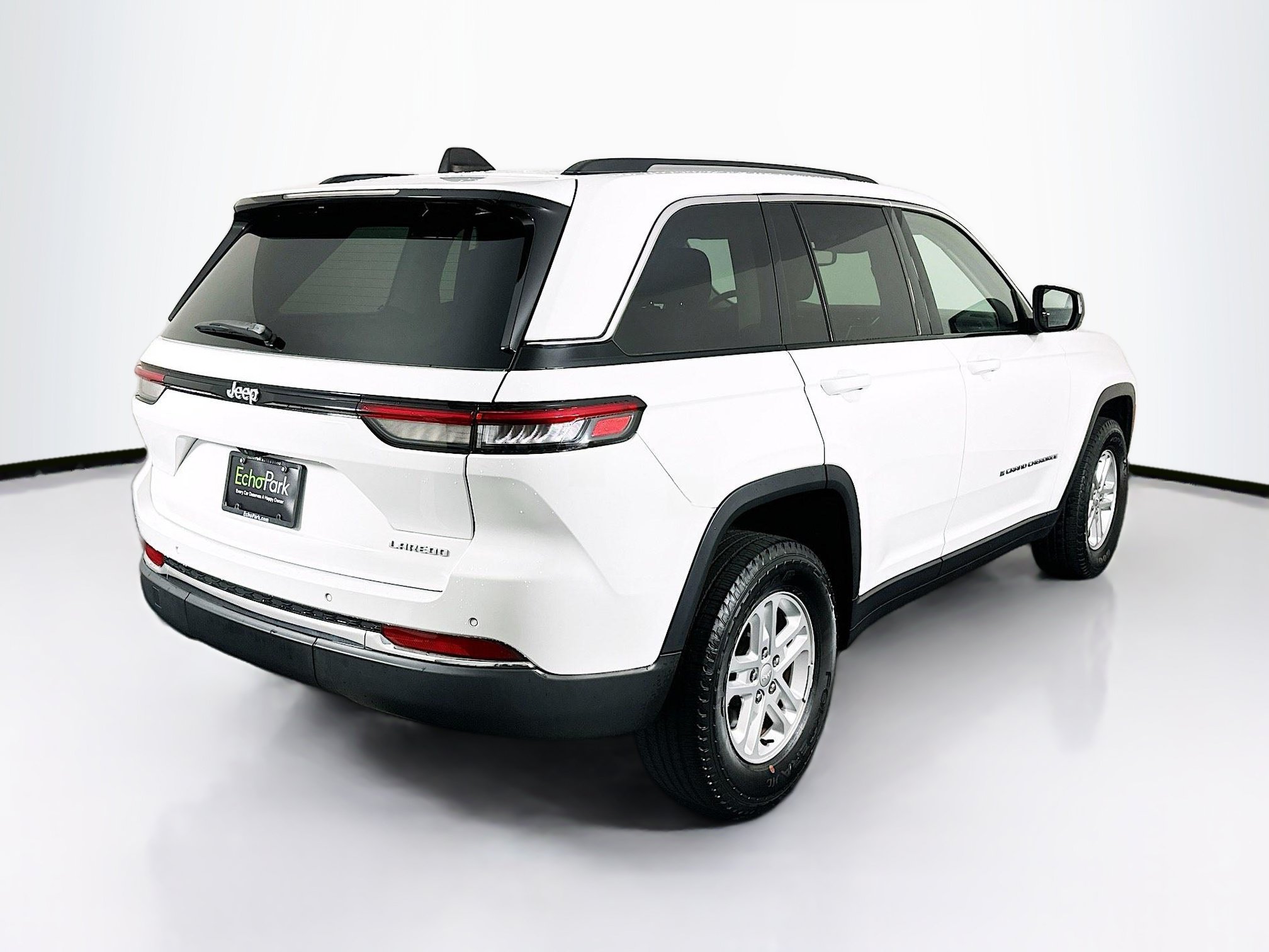 Used 2023 Jeep Grand Cherokee Laredo w/ Luxury Tech Group I RWD image 9