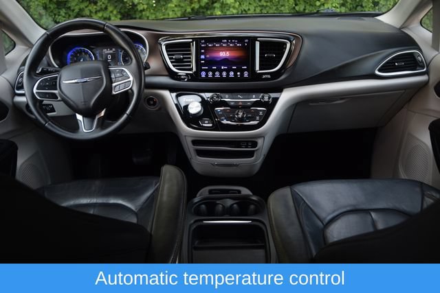 Used 2017 Chrysler Pacifica Touring-L FWD image 8