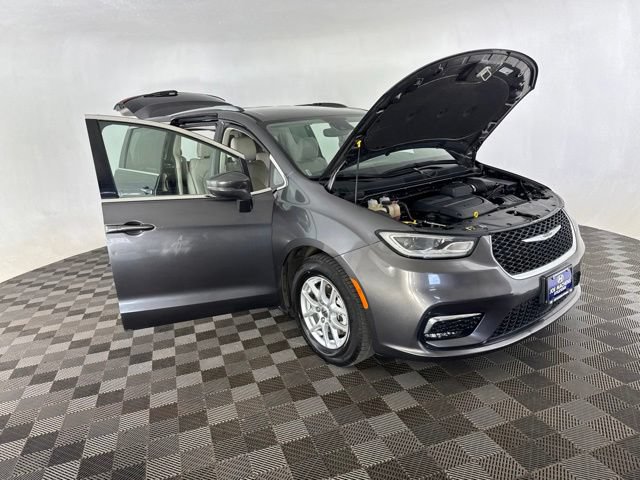 Used 2021 Chrysler Pacifica Touring-L FWD image 13