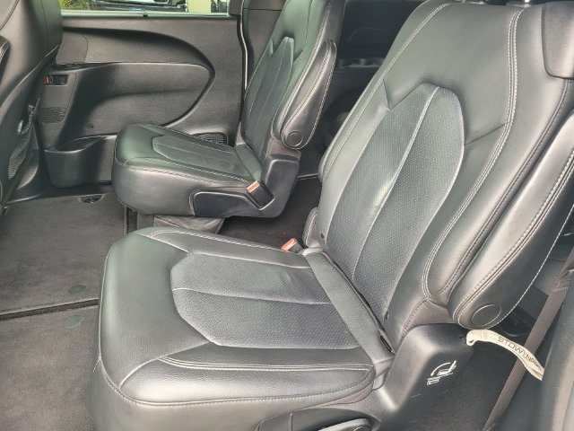 Used 2020 Chrysler Pacifica Touring-L w/ Advanced Safetytec Group FWD image 13