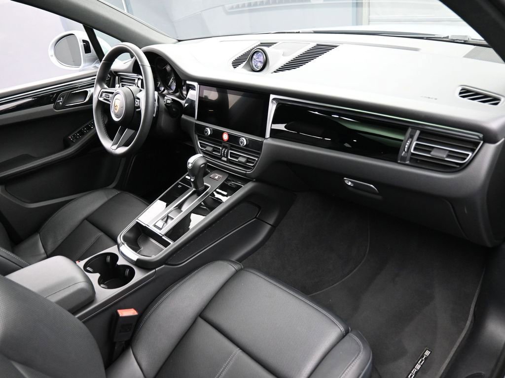 Certified 2025 Porsche Macan AWD/4WD image 32