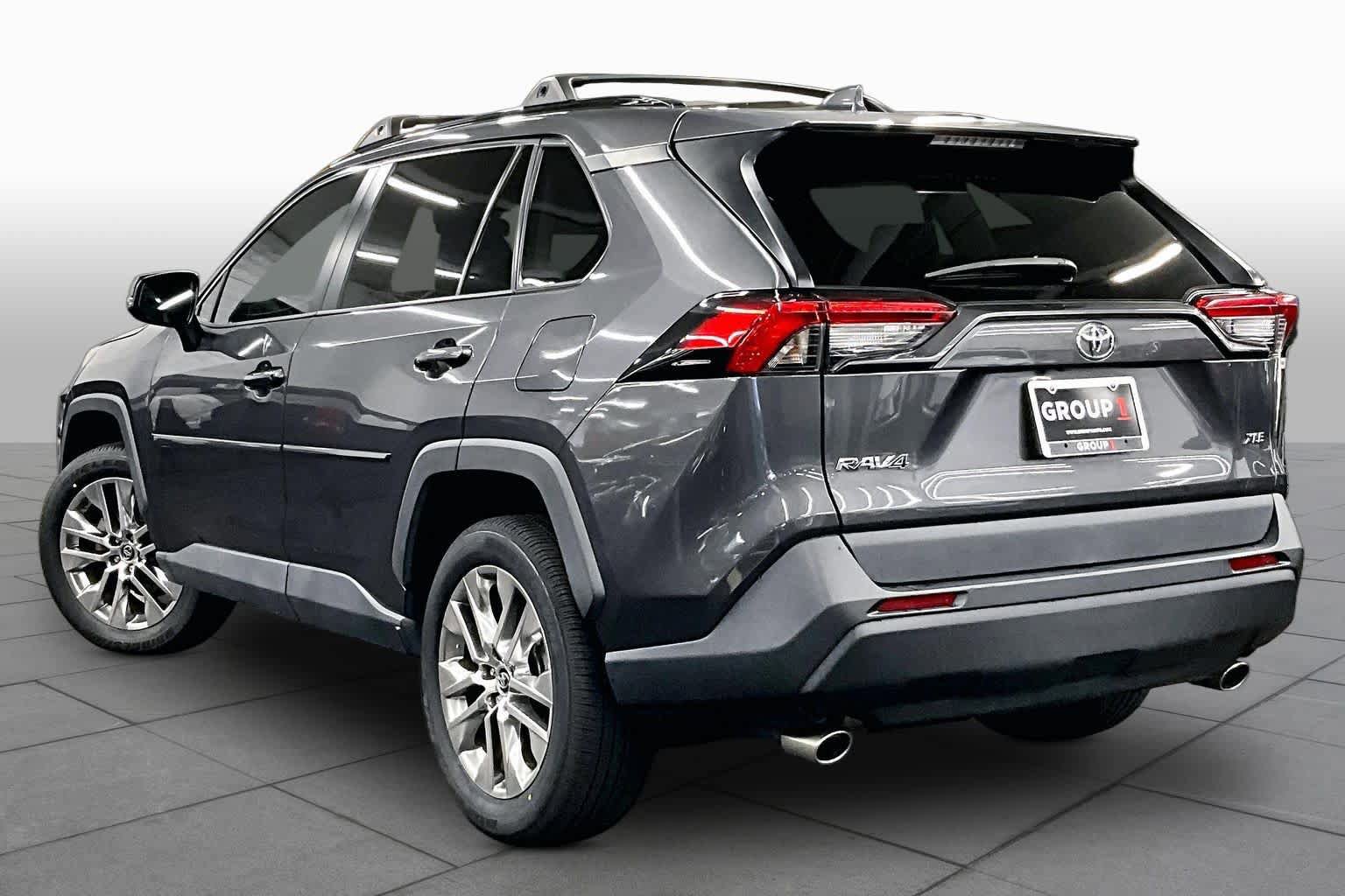 Used 2020 Toyota RAV4 XLE Premium FWD image 11
