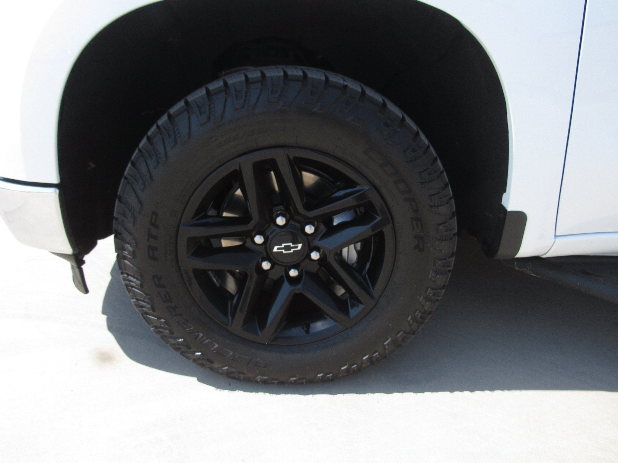 Used 2022 Chevrolet Silverado 1500 LT w/ Z71 Off-Road Package AWD/4WD image 4