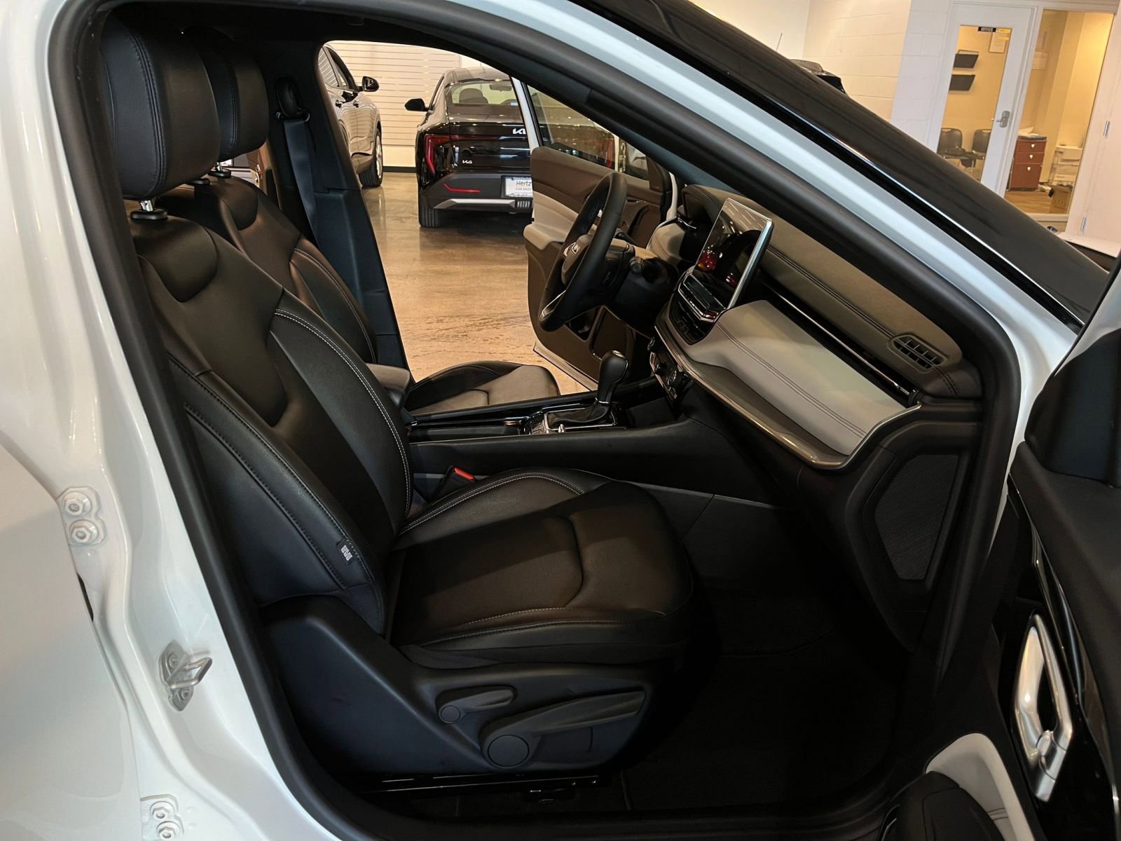 Used 2025 Jeep Compass Limited image 36