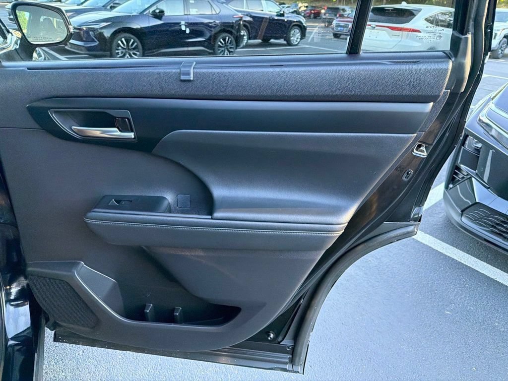 Used 2021 Toyota Highlander XLE AWD/4WD image 12