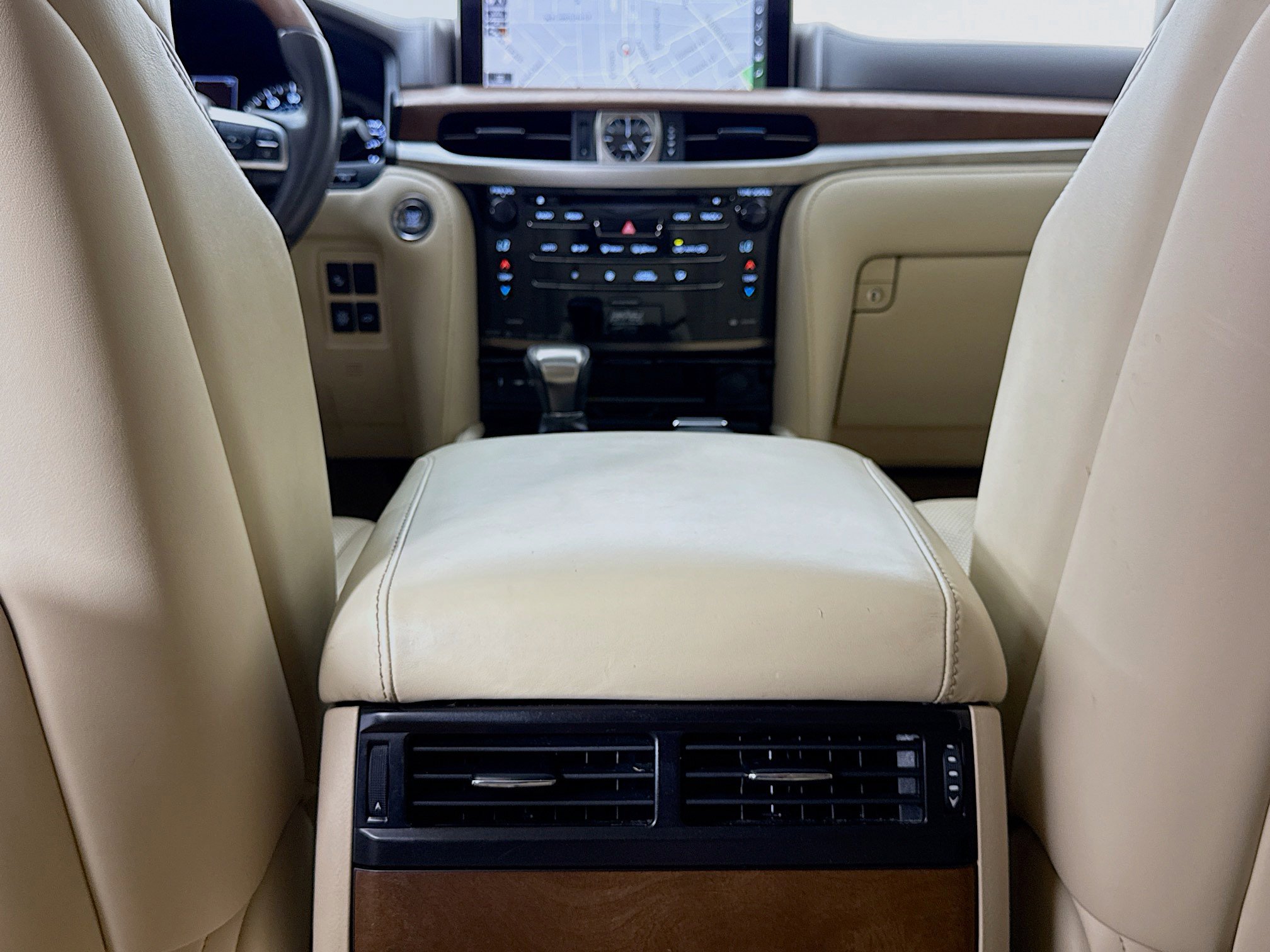 Used 2020 Lexus LX 570 4WD w/ 3rd Row & Luxury Pkg image 28