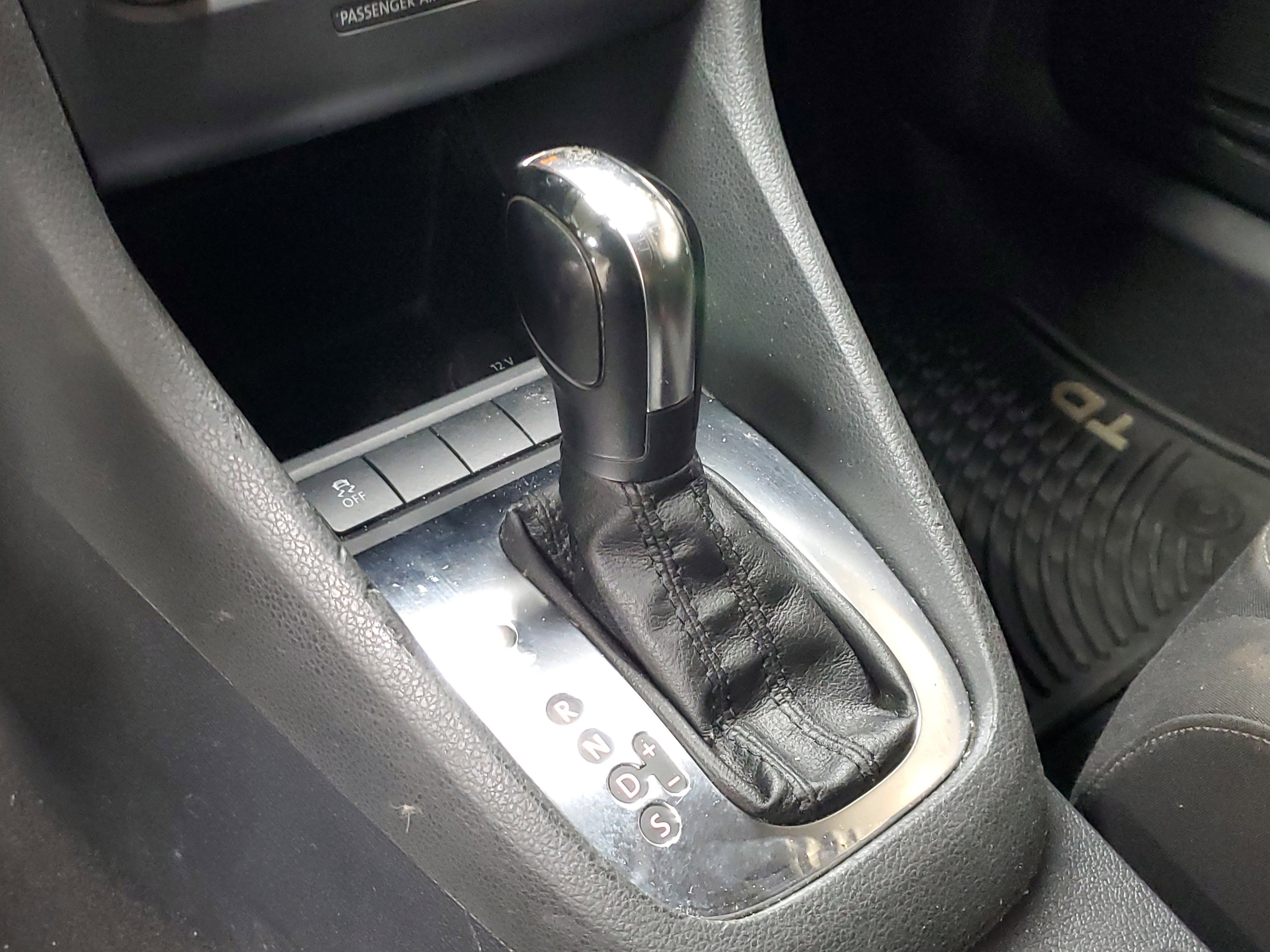 Used 2012 Volkswagen Golf 2-Door FWD image 27