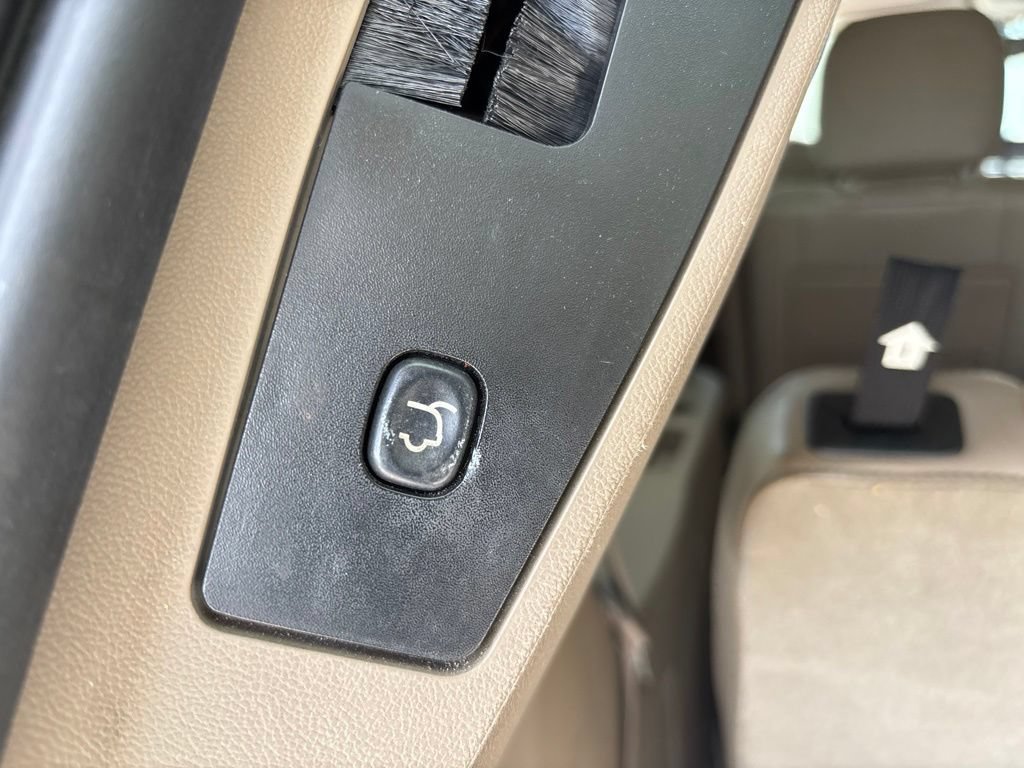 Used 2014 Chrysler Town & Country Limited FWD image 24