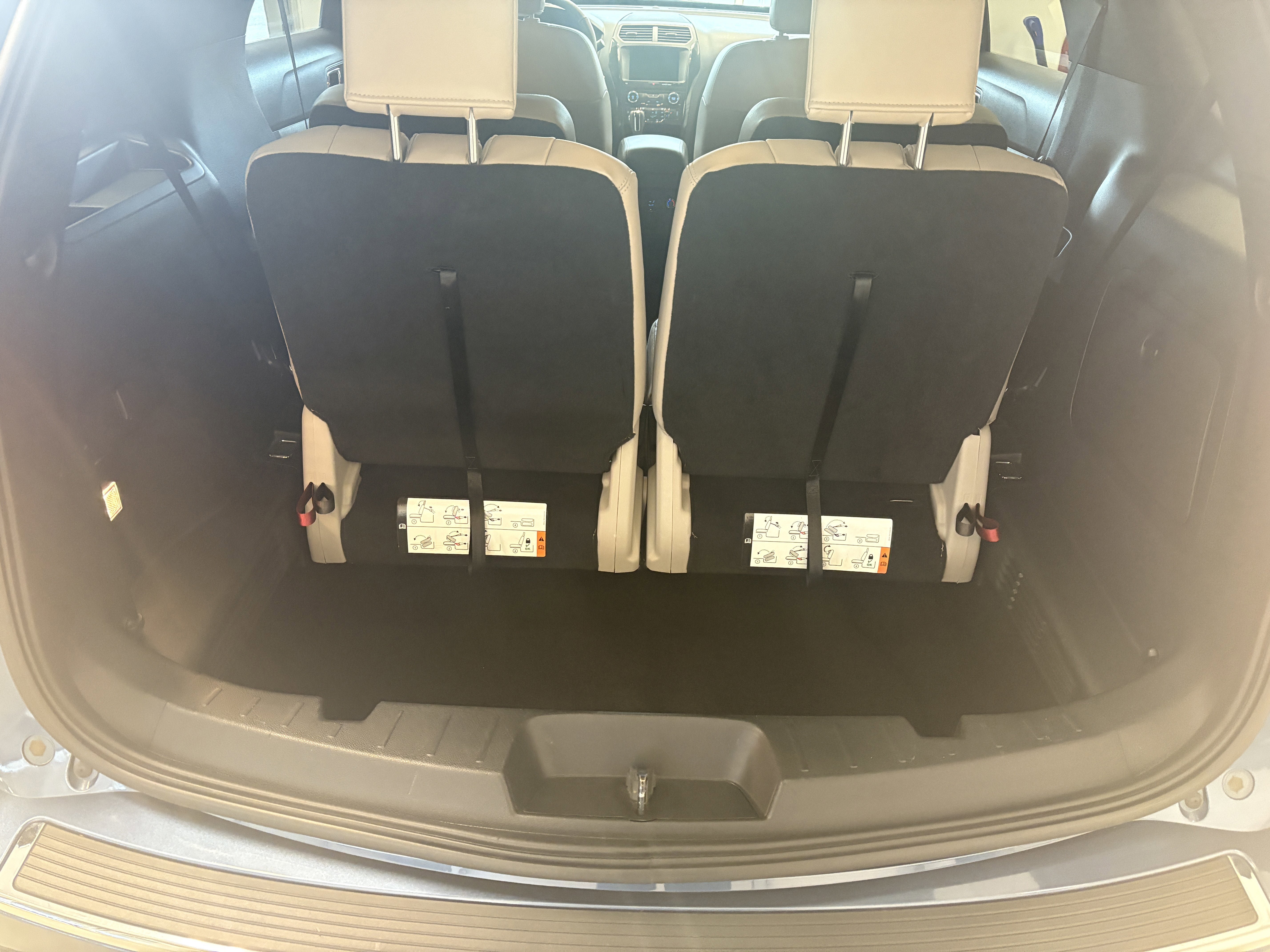 Used 2018 Ford Explorer XLT w/ Equipment Group 202A AWD/4WD image 11