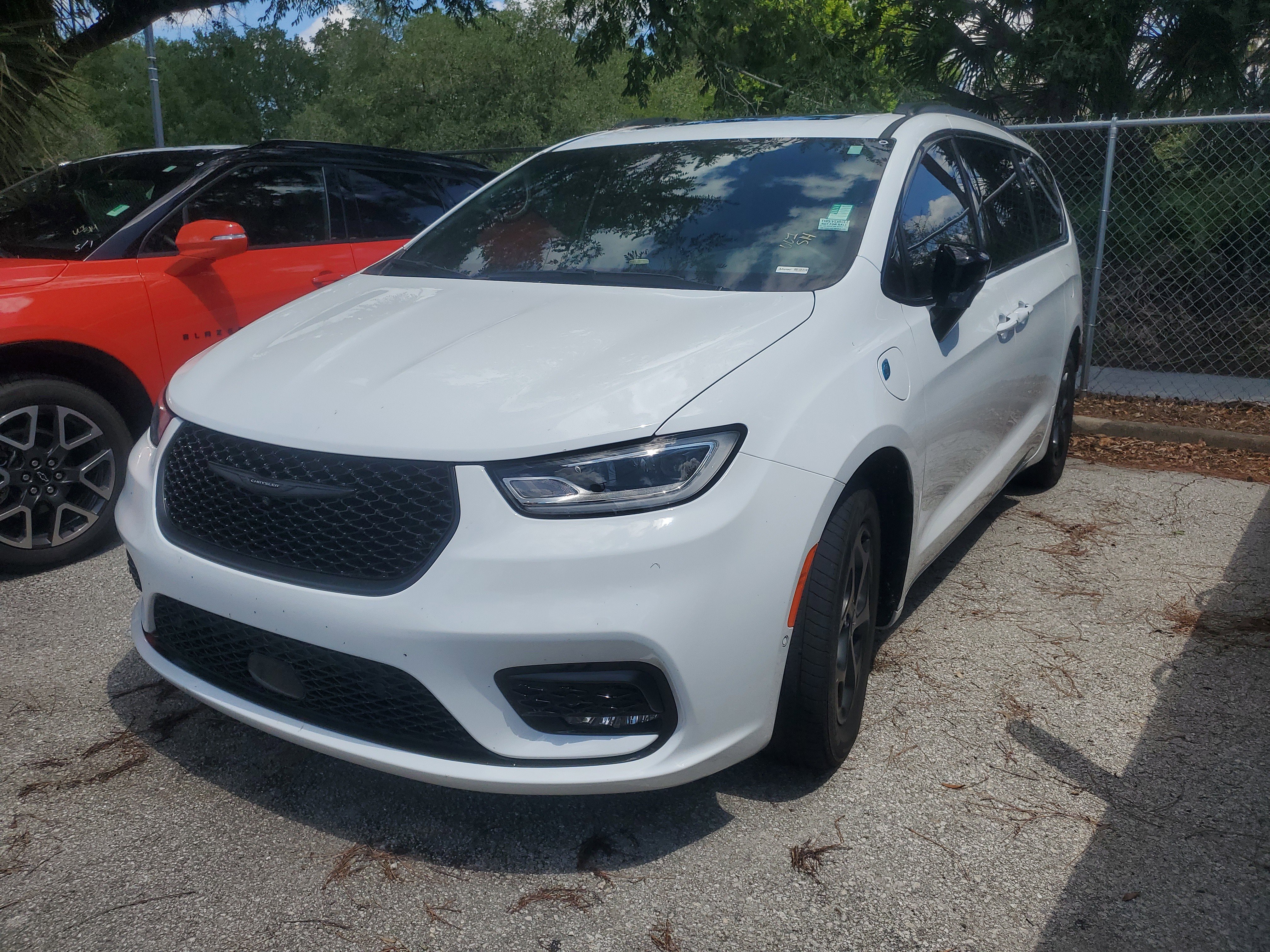 Used 2025 Chrysler Pacifica Premium FWD image 3