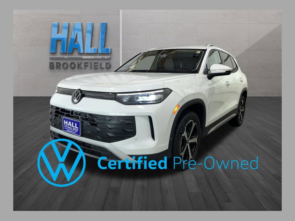 Certified 2025 Volkswagen Tiguan SE image 1