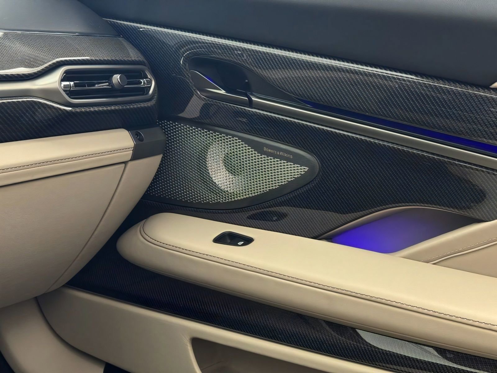 New 2026 Aston Martin Vanquish Convertible RWD image 54