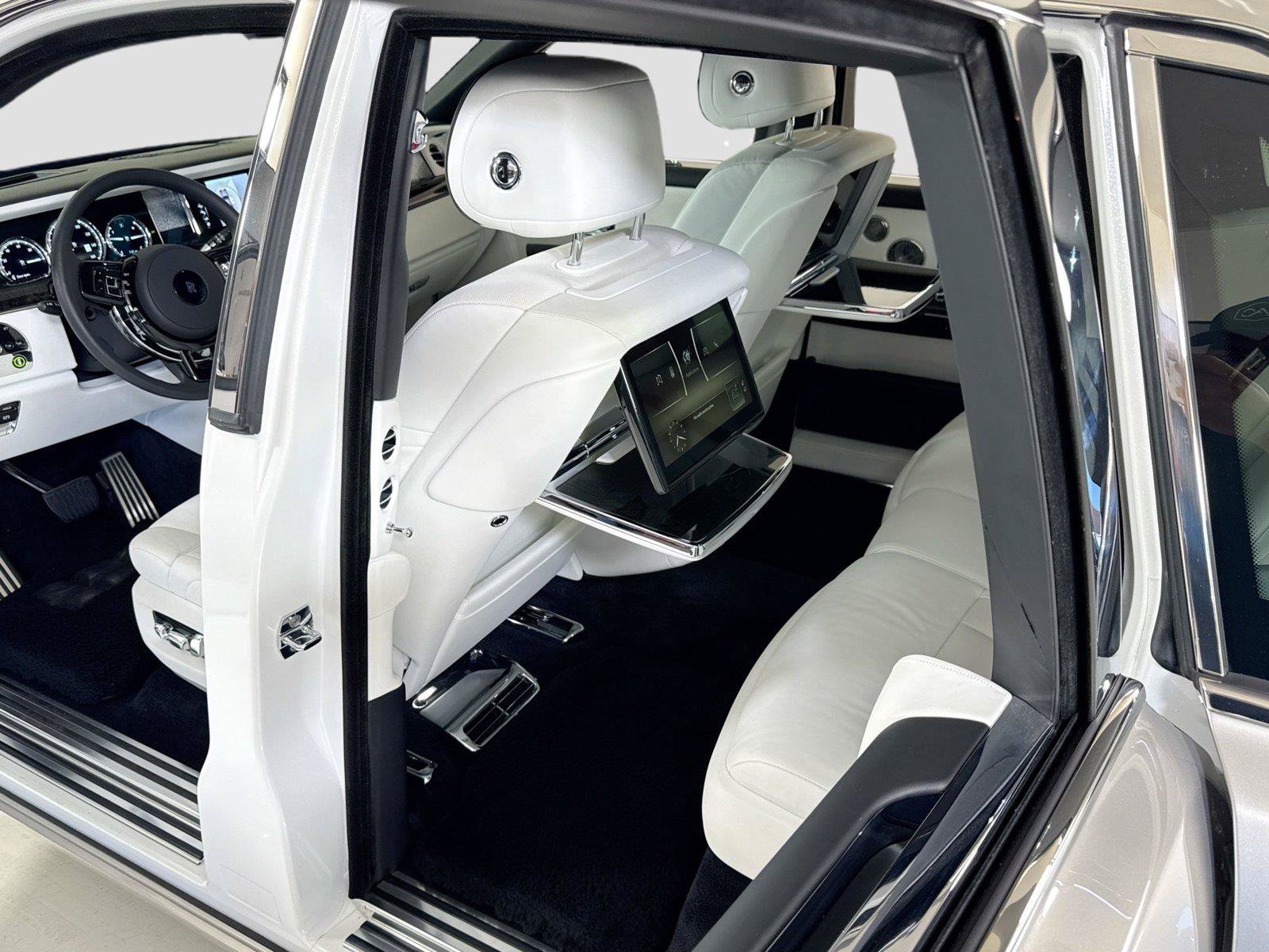 Used 2023 Rolls-Royce Phantom Sedan RWD image 27