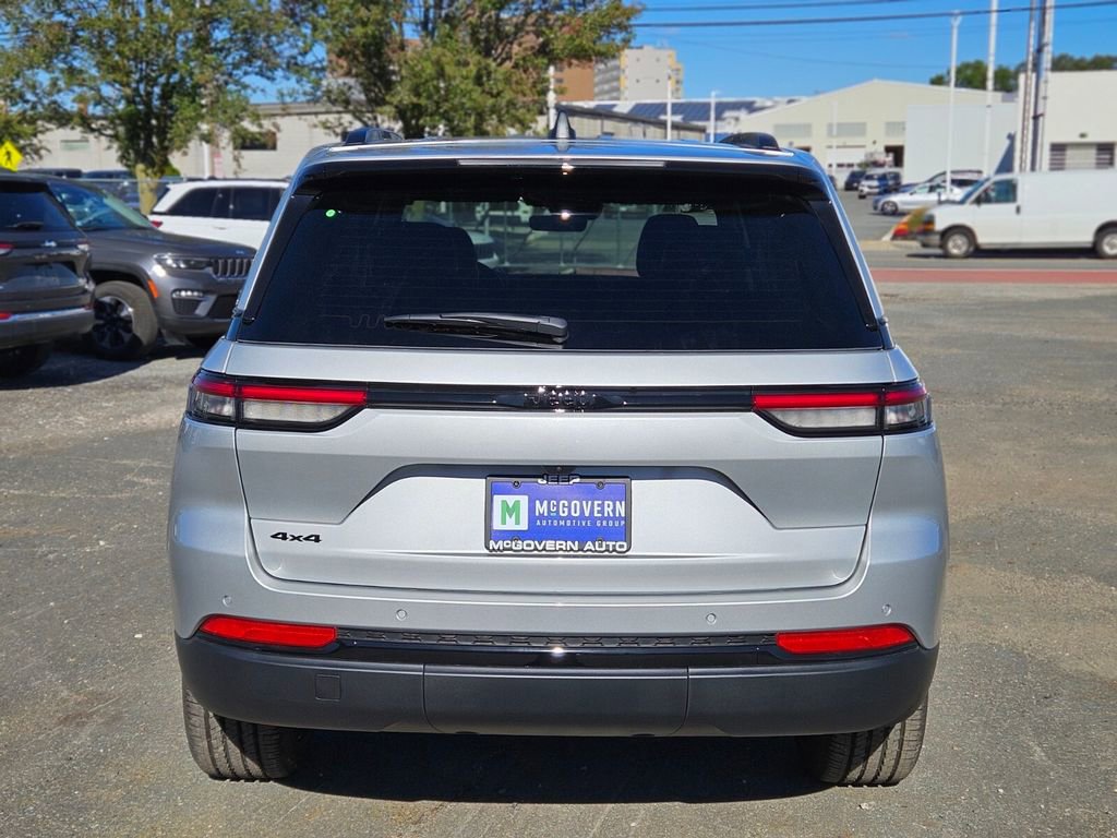 New 2025 Jeep Grand Cherokee Altitude image 4