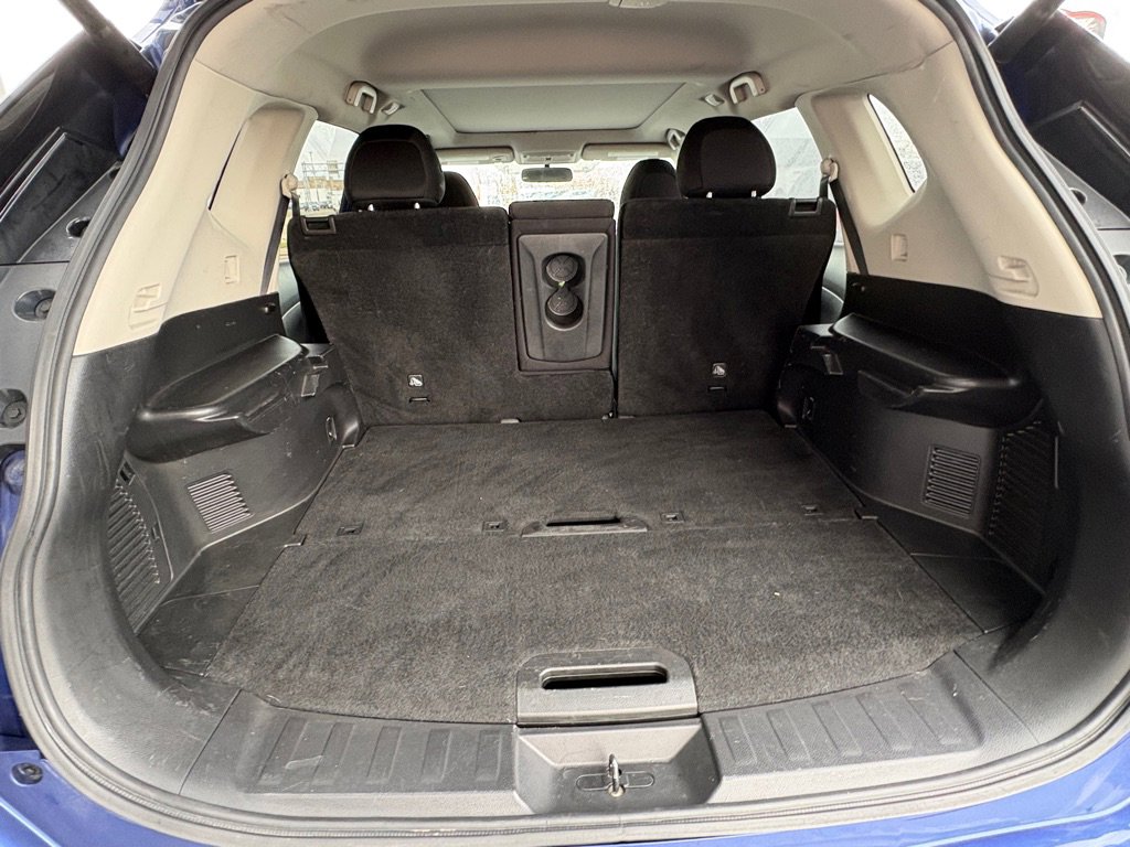 Used 2018 Nissan Rogue SV w/ Sun & Sound Touring Package image 12