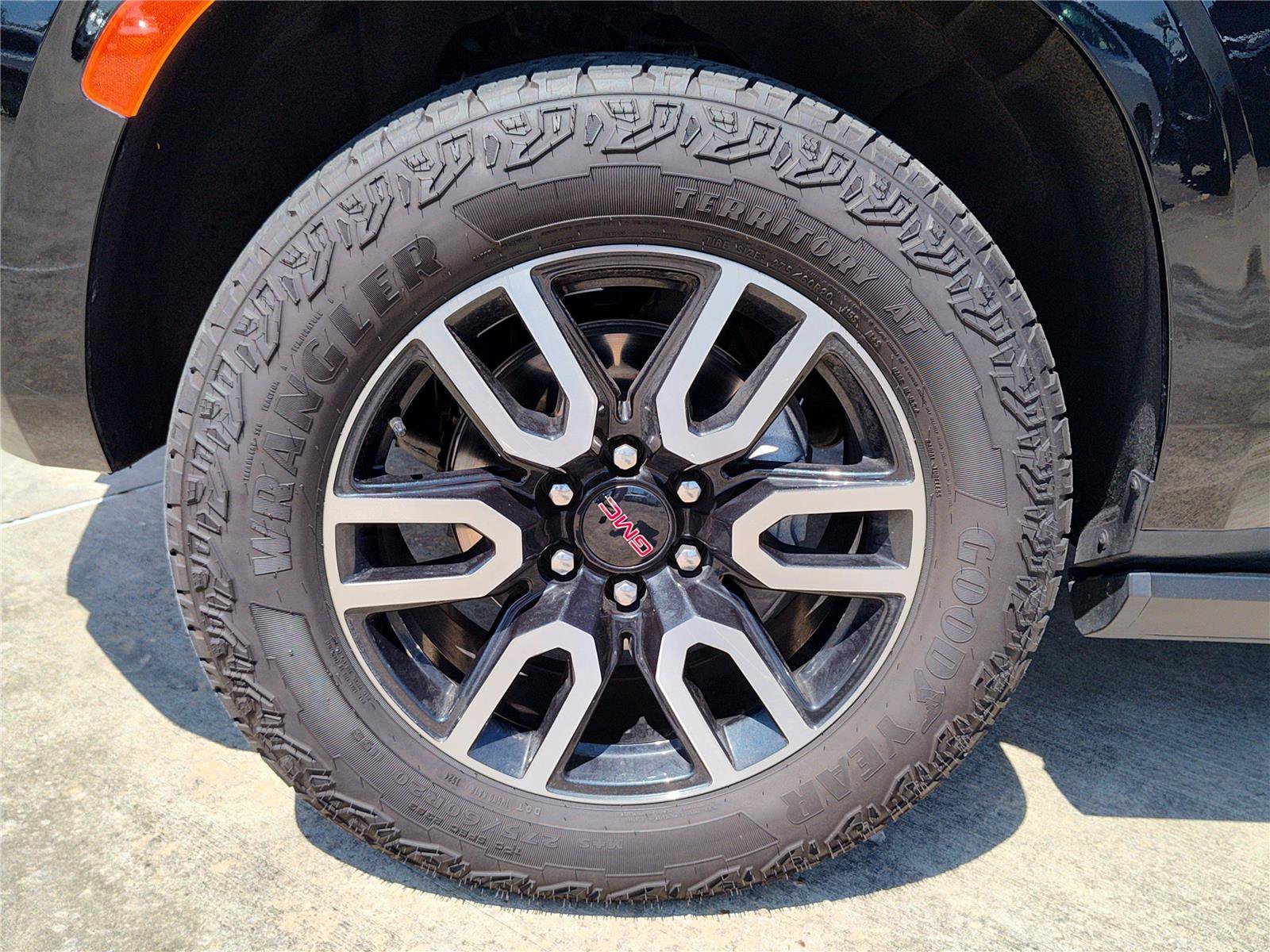 Used 2024 GMC Yukon AT4 w/ Technology Package image 14