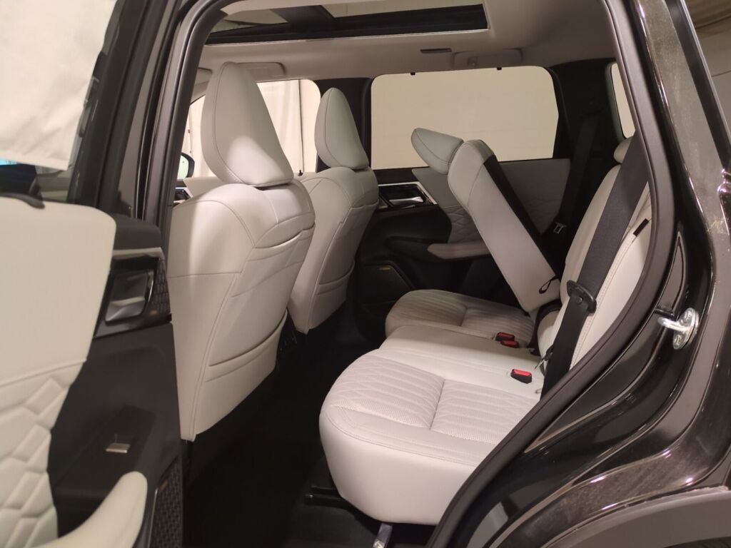 New 2025 Mitsubishi Outlander SEL image 16