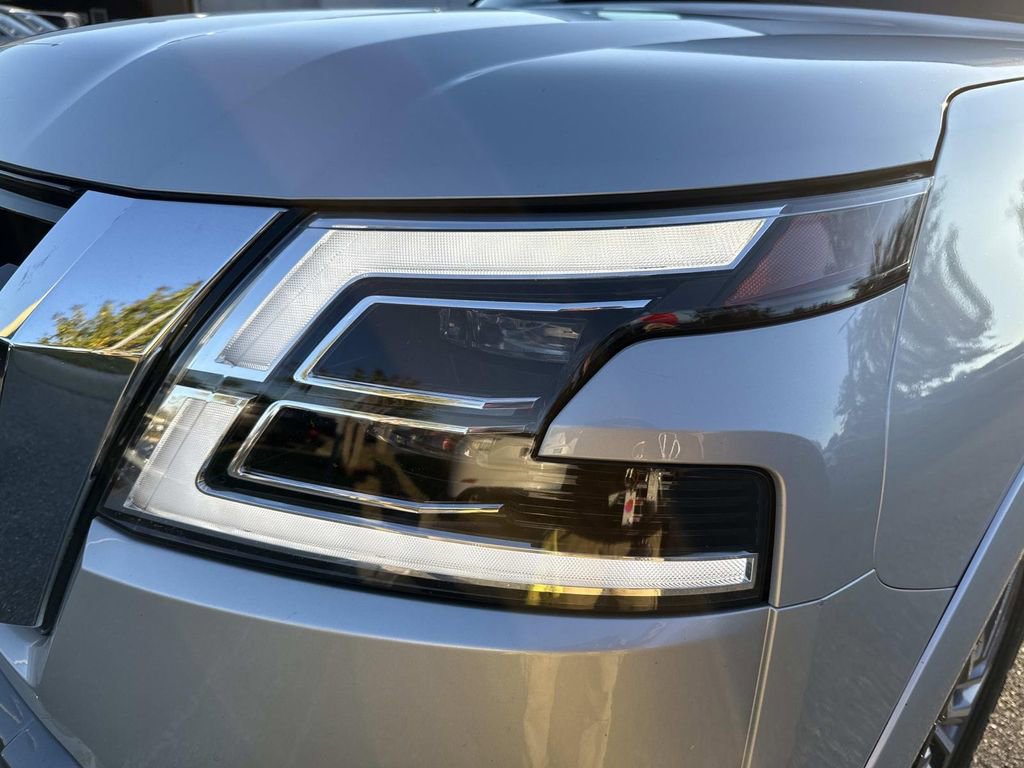 Used 2023 Nissan Armada SL w/ Captain's Chairs Package image 10