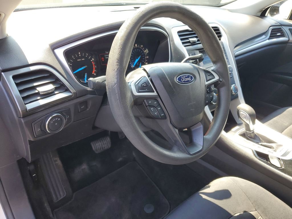 Used 2015 Ford Fusion SE FWD image 11