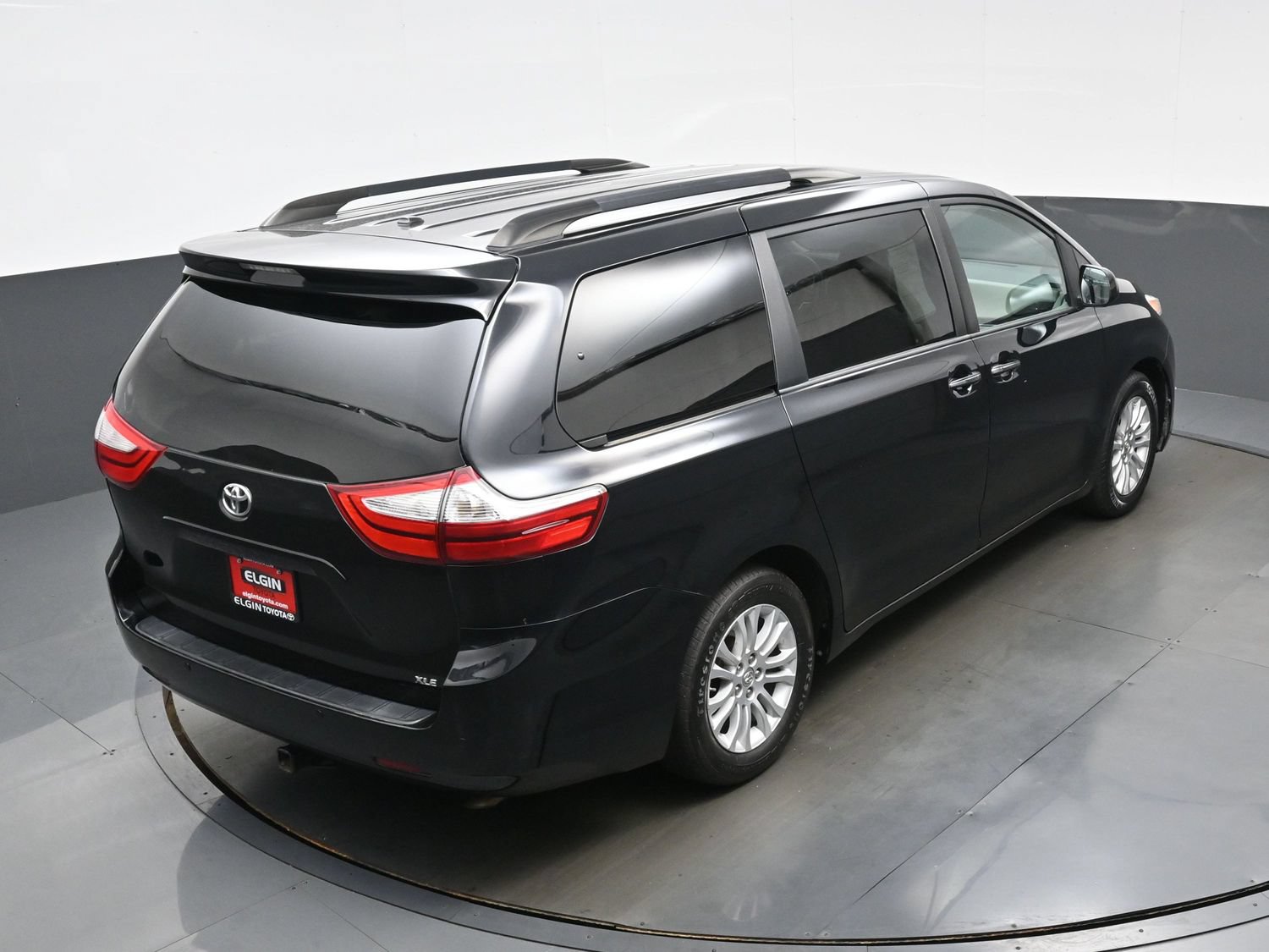 Used 2015 Toyota Sienna XLE w/ XLE Navigation Package FWD image 42