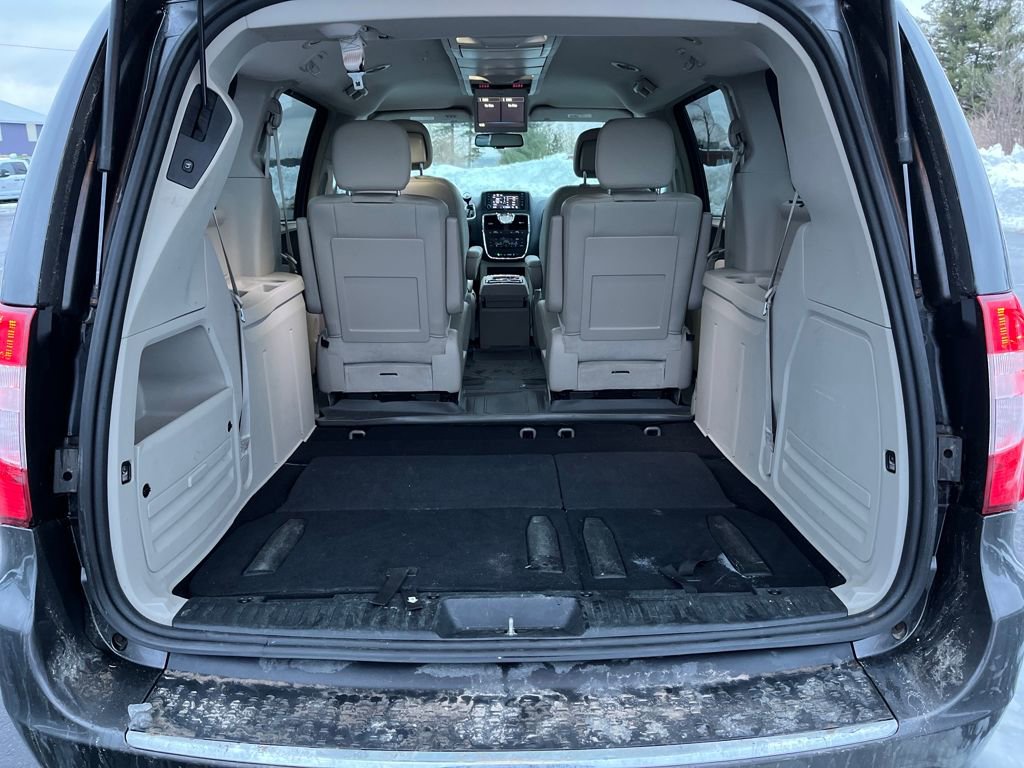 Used 2016 Chrysler Town & Country Touring w/ Driver Convenience Group image 23