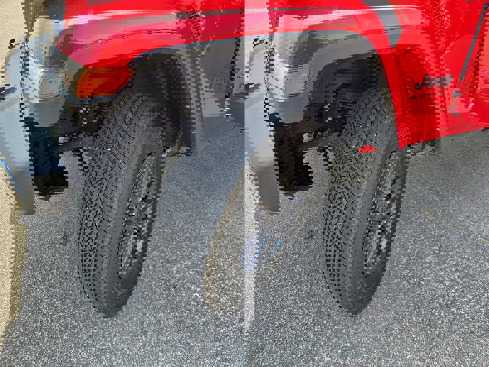 Used 2024 Jeep Gladiator Sport image 32