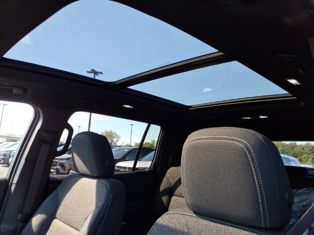 New 2027 Chevrolet Traverse LT w/ Sun and Wheel Package FWD image 13