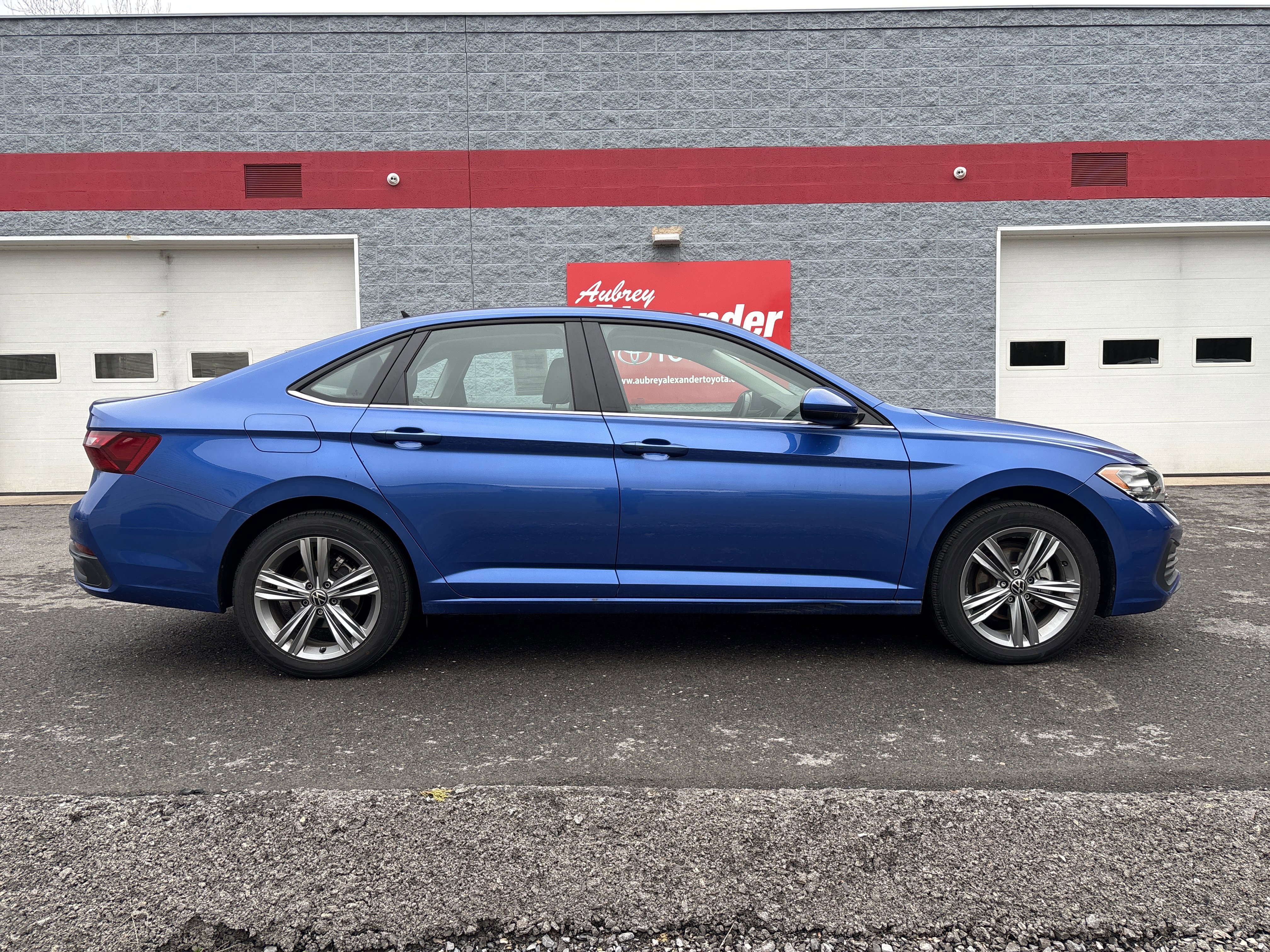 Used 2024 Volkswagen Jetta SE image 2