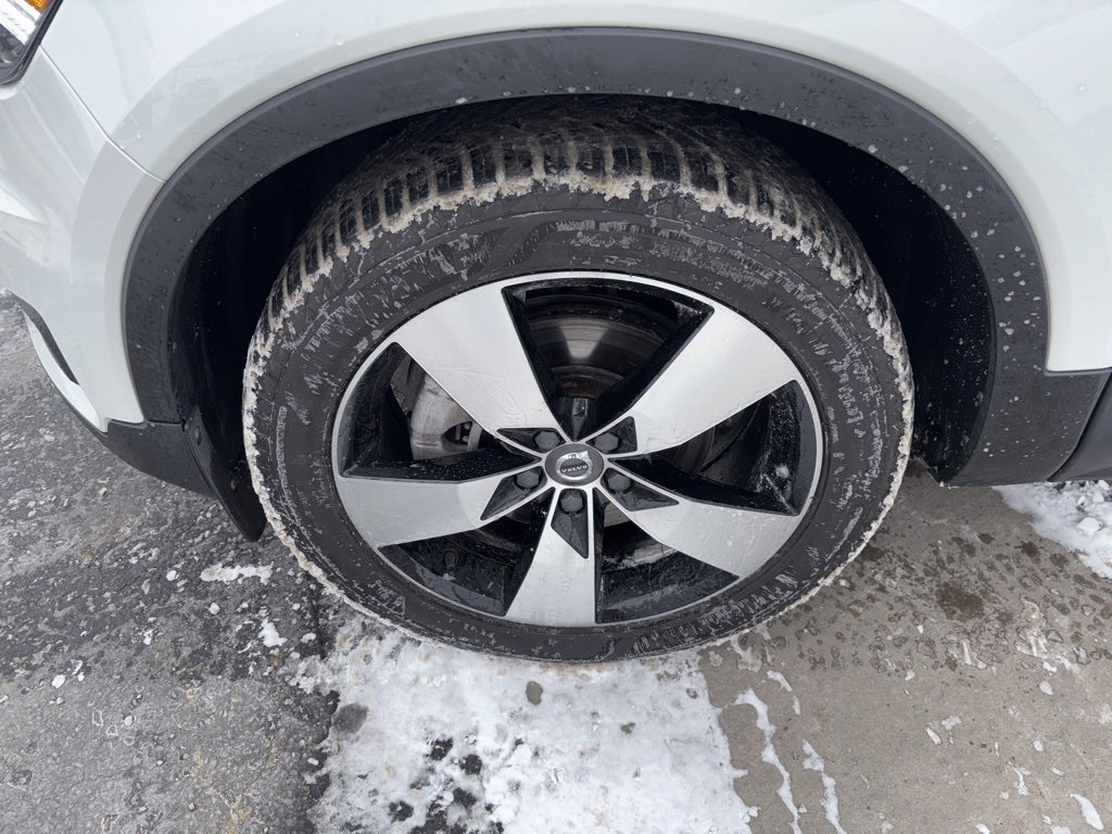 Used 2021 Volvo XC40 T5 Momentum w/ Premium Package image 11