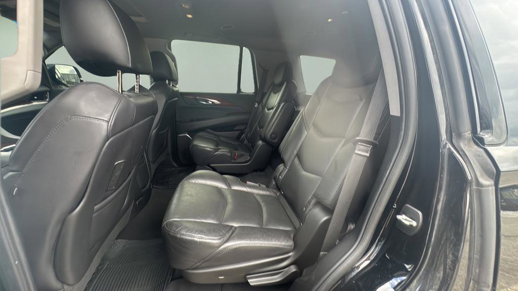Used 2020 Cadillac Escalade Luxury w/ Escalade Sport Edition AWD/4WD image 23