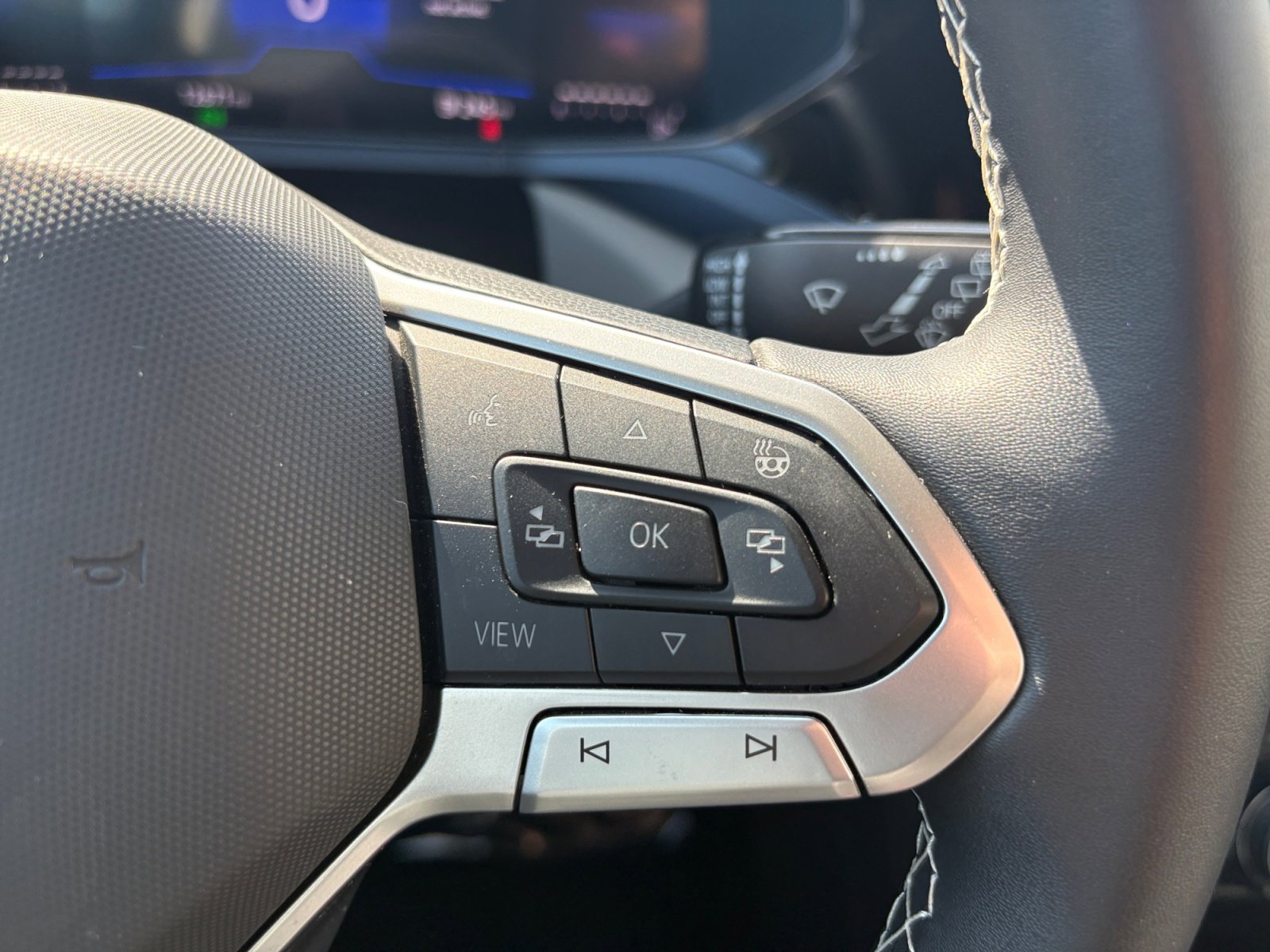 Certified 2024 Volkswagen Taos SE image 7