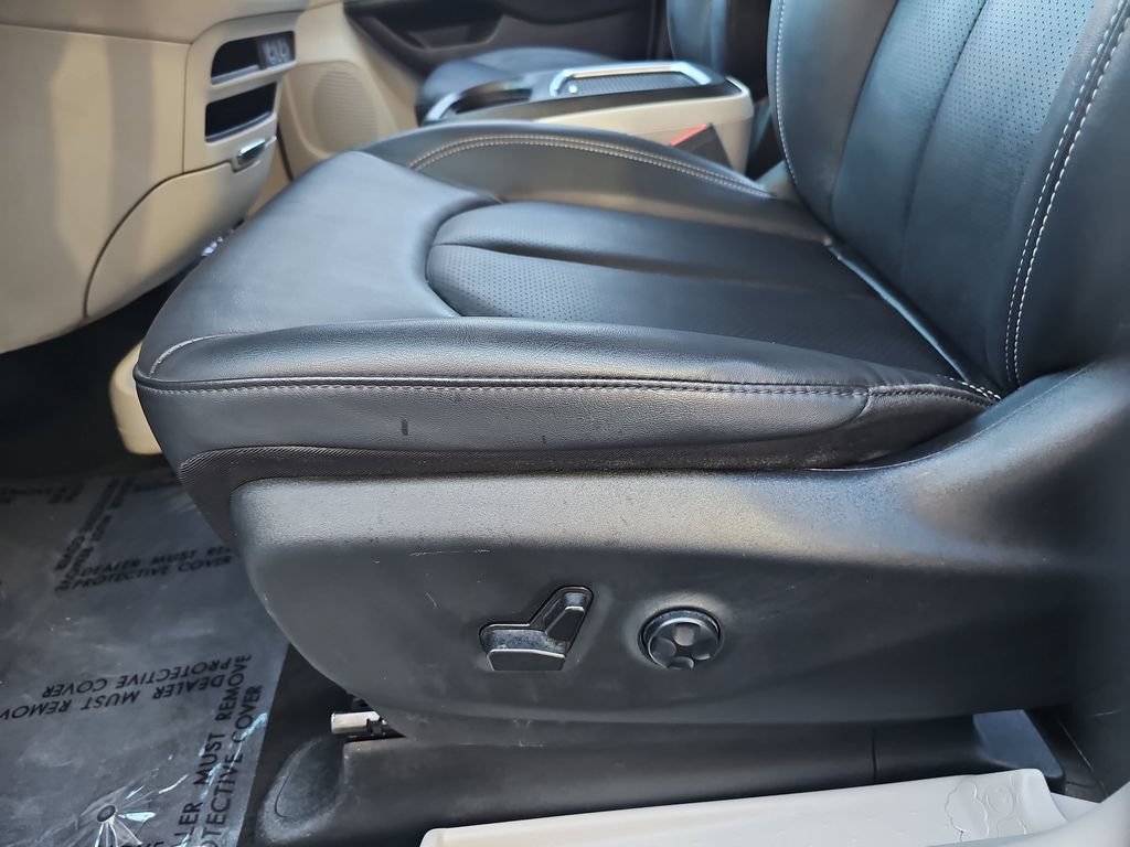 Used 2024 Chrysler Pacifica Touring-L FWD image 17