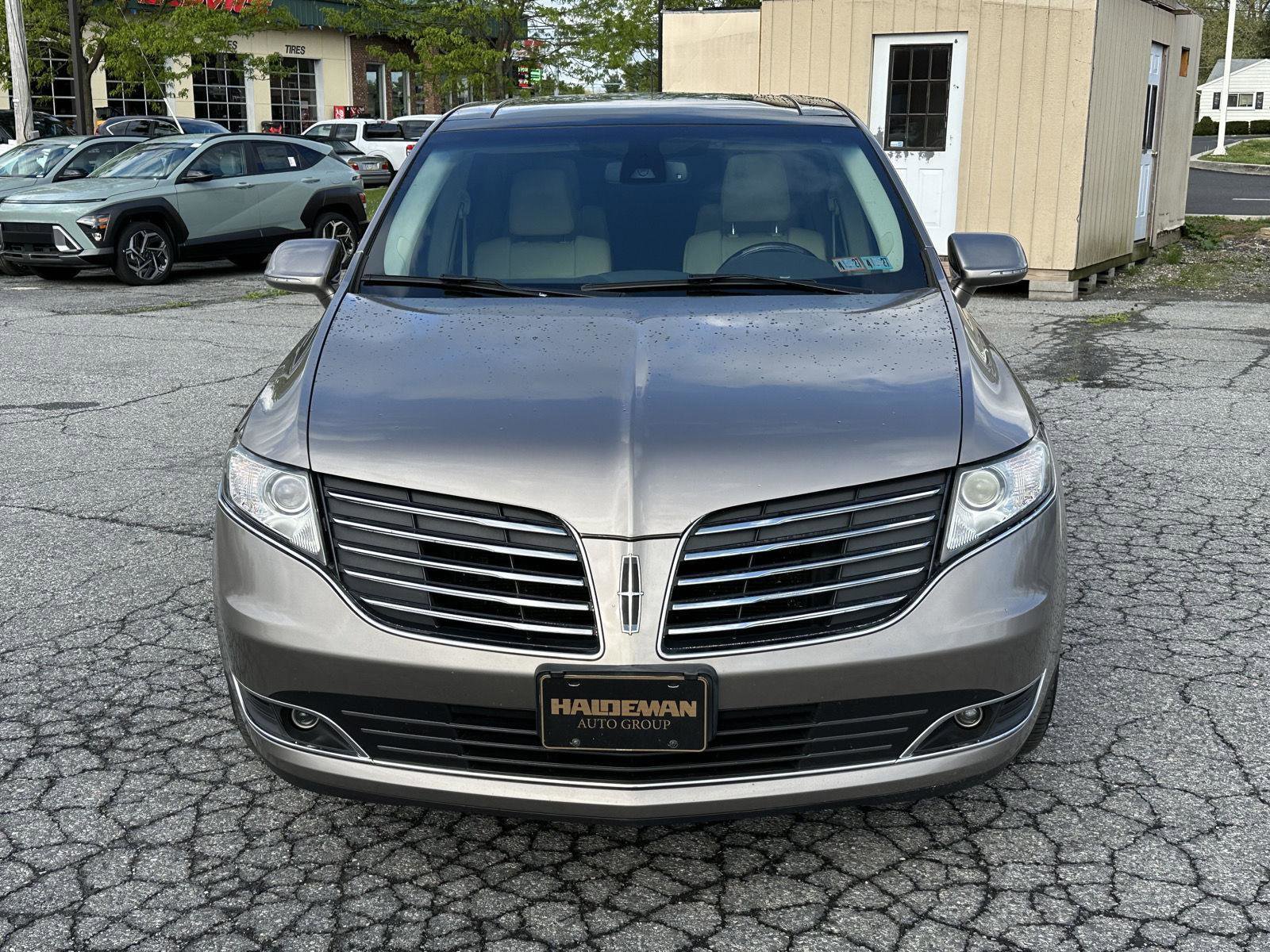 Used 2018 Lincoln MKT AWD image 3