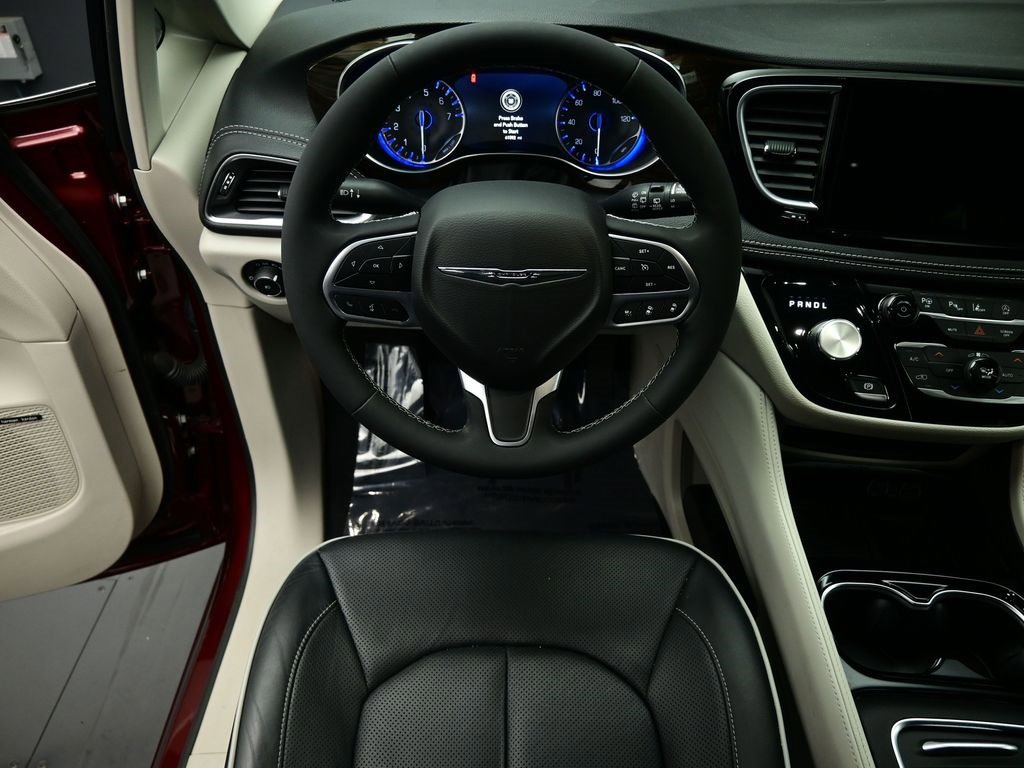 Used 2022 Chrysler Pacifica Limited image 2