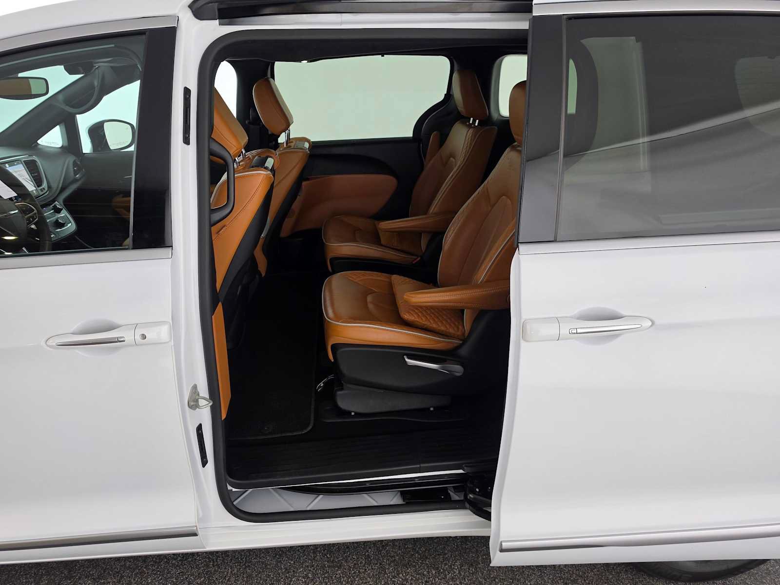 Used 2023 Chrysler Pacifica Pinnacle FWD image 15