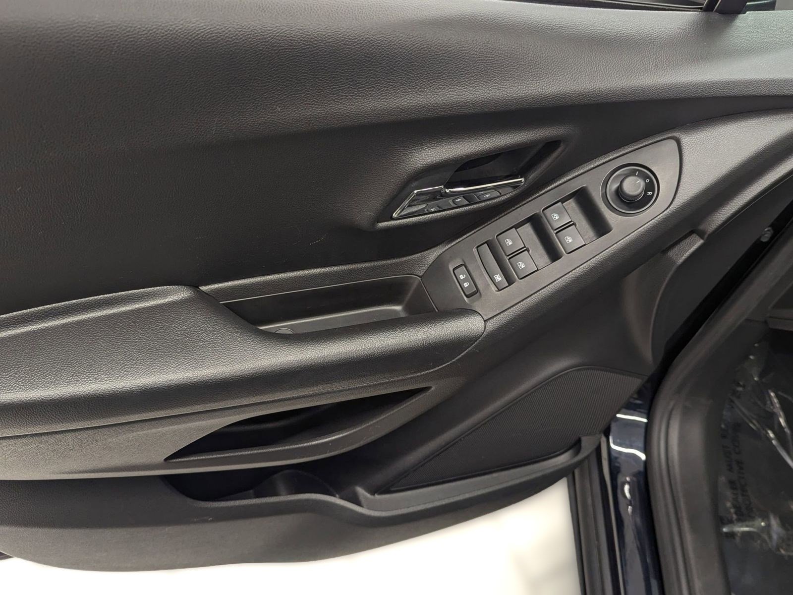 Used 2021 Chevrolet Trax LT w/ LT Convenience Package image 10