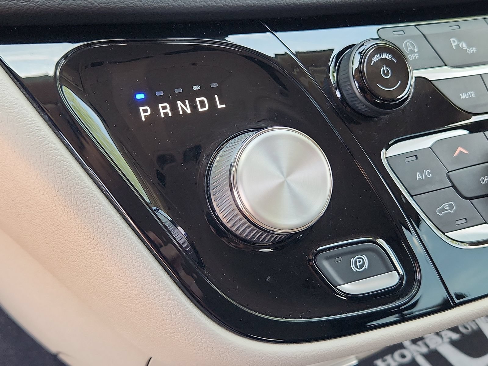 Used 2023 Chrysler Pacifica Touring-L FWD image 22