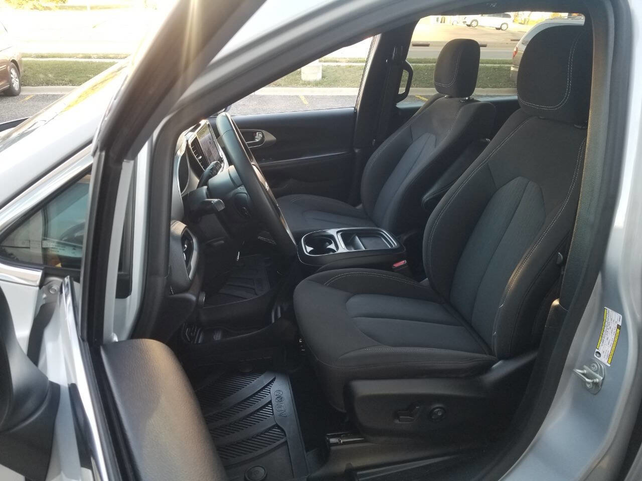 Certified 2023 Chrysler Pacifica Touring image 10