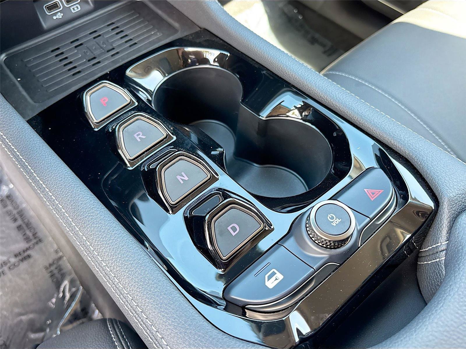 New 2025 VinFast VF 8 Eco AWD/4WD image 16