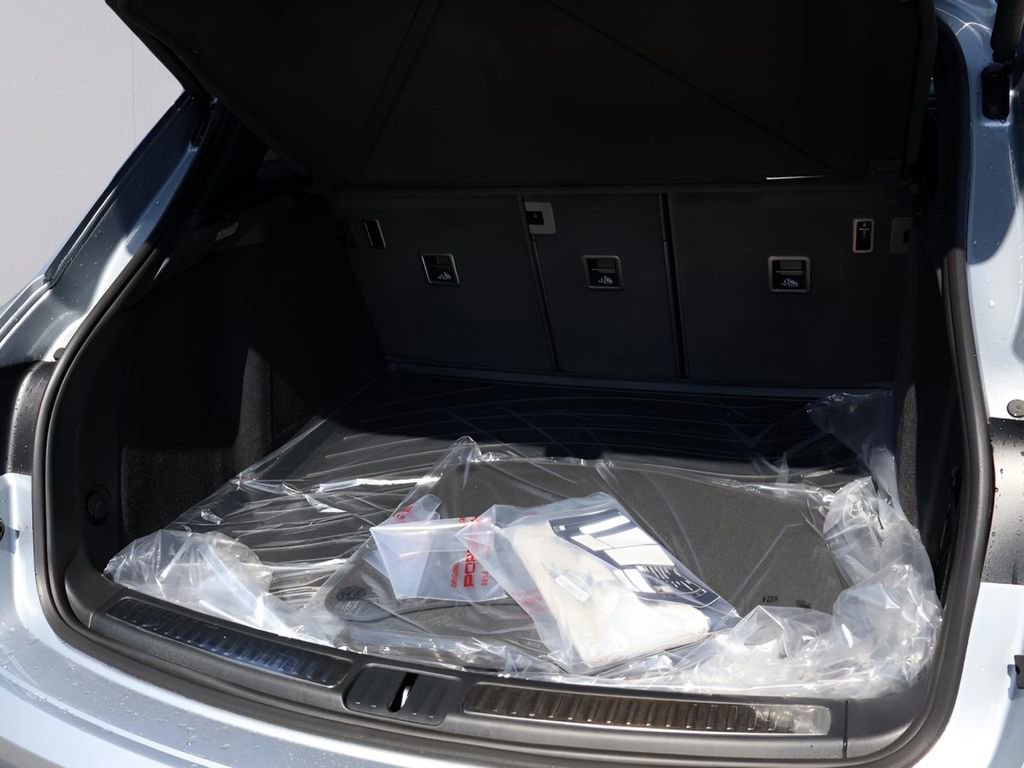 Certified 2025 Porsche Macan Turbo image 19
