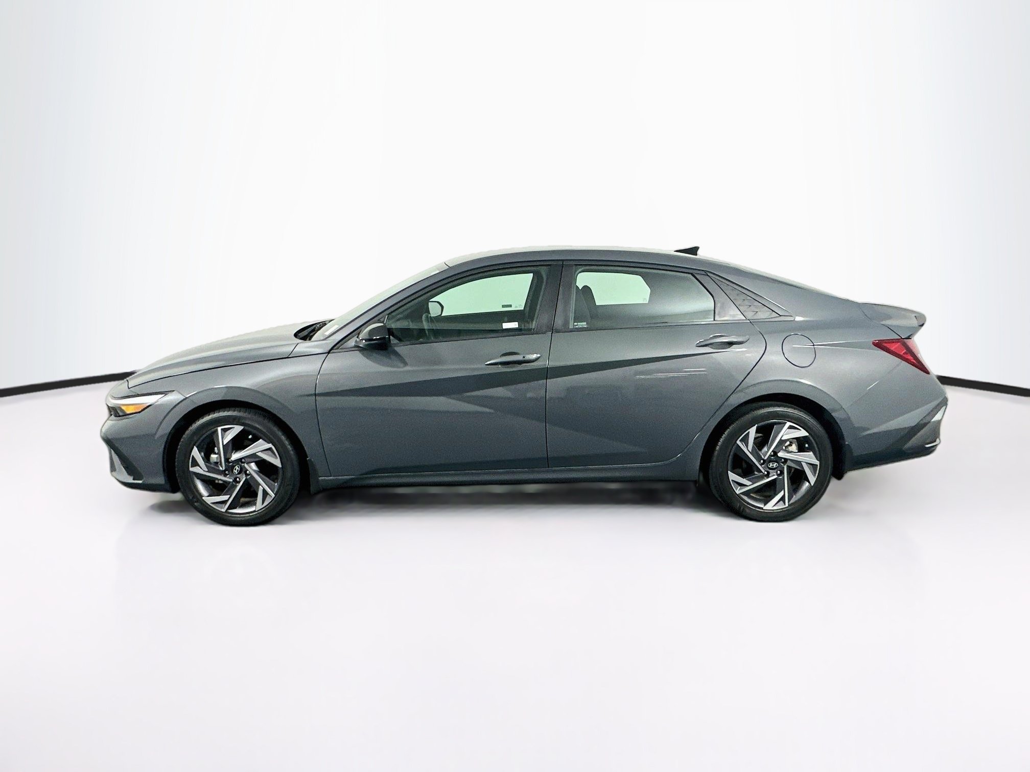 Used 2025 Hyundai Elantra Sport FWD image 4