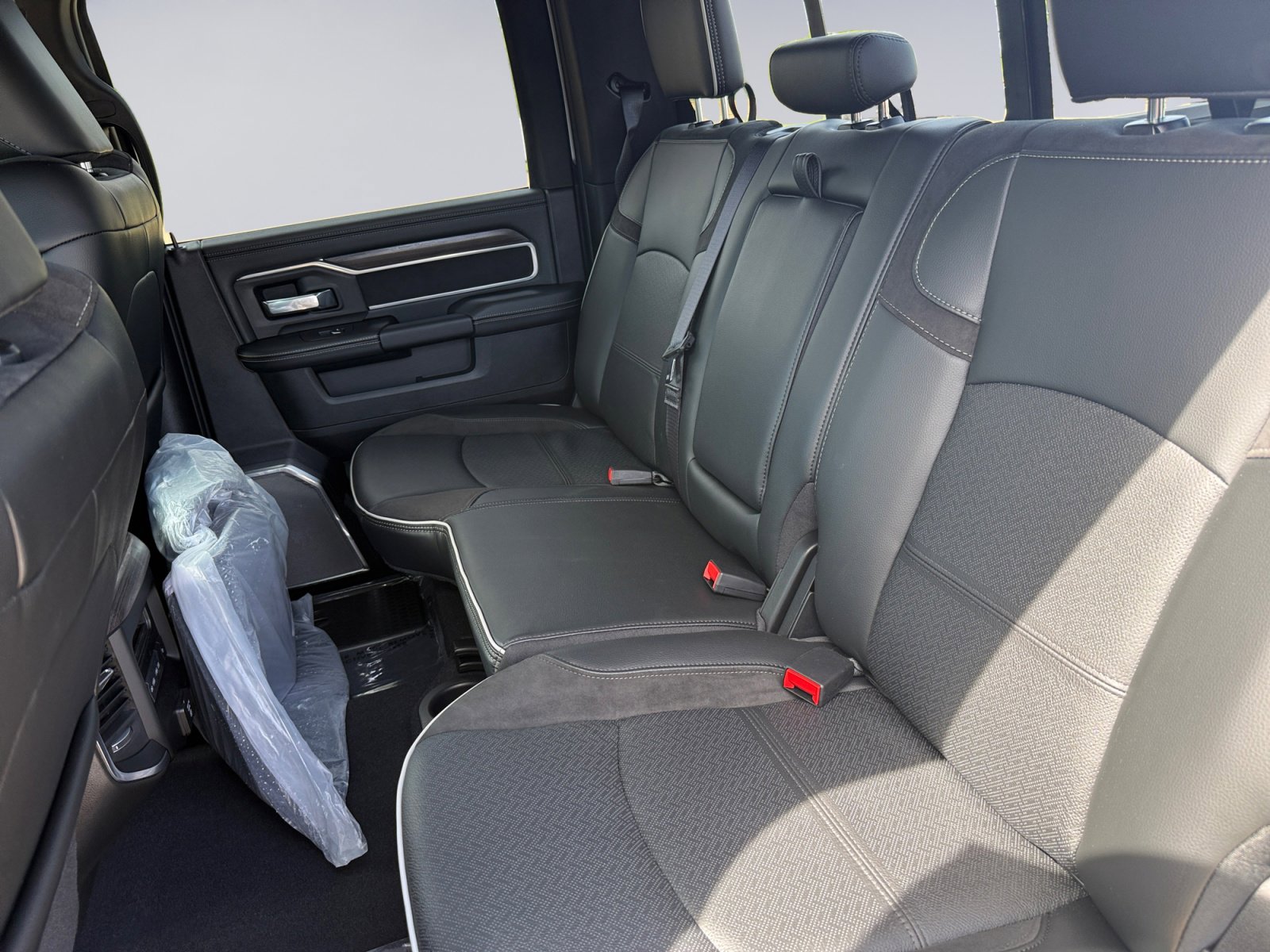 New 2026 RAM 2500 Laramie AWD/4WD image 13